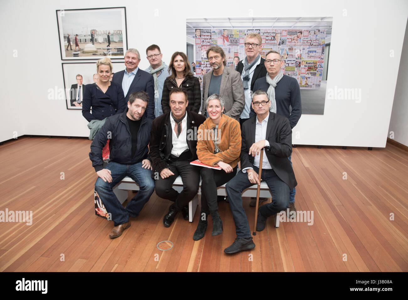 Fotografen Thomas Rabsch (front l-R), Antoine Verglas, Ester Haase, Kevin Lynch, (hinten l-R), Holde Schneider, Daniel Biskup, Peter Mueller, Kiki Kausch, Wolfgang Wilde, Christoph Michaelis und Andreas Thelen im Bild in der Ausstellung "Foto.Kunst.Boulevard" im Martin-Gropius-Bau in Berlin, Deutschland, 4. Mai 2017. Die Ausstellung läuft bis 9. Juli 2017. Foto: Jörg Carstensen/dpa Stockfoto