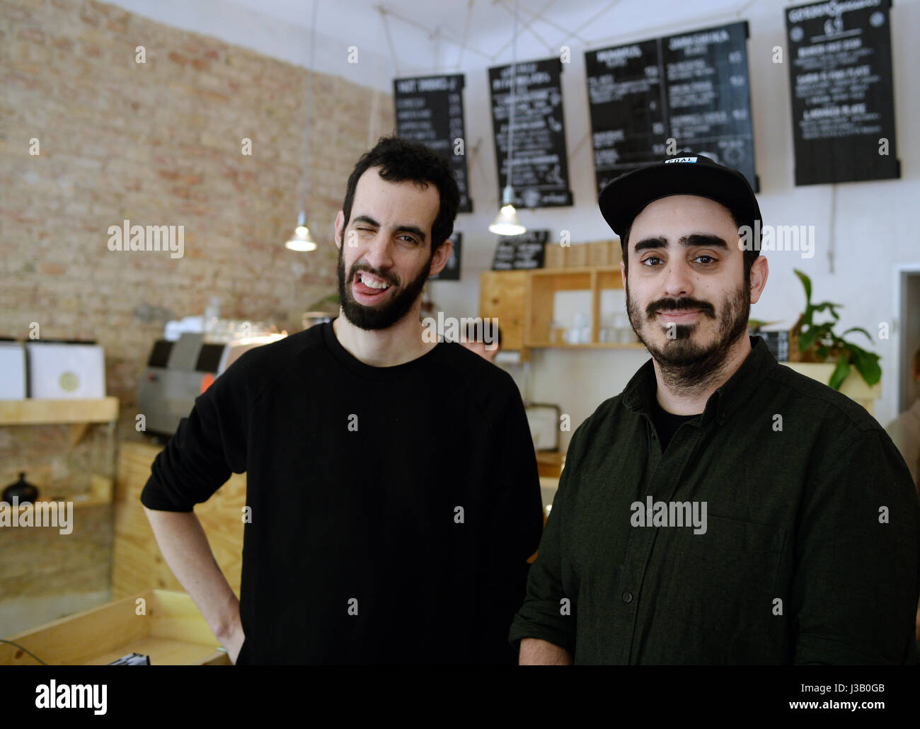 Neukölln, Berlin, Deutschland. 3. Mai 2017. Die Eigentümer und DJs Doron Eisenberg (L) und Nir Ivenizki stehen in ihrem Café in Neukölln, Berlin, Deutschland, 3. Mai 2017. Die Gründer des Café stammen ursprünglich aus Tel Aviv, bieten sie israelische Gerichte sowie Vinyls ihres Labels "Legotek". Foto: Jens Kalaene/Dpa-Zentralbild/ZB/Dpa/Alamy Live News Stockfoto