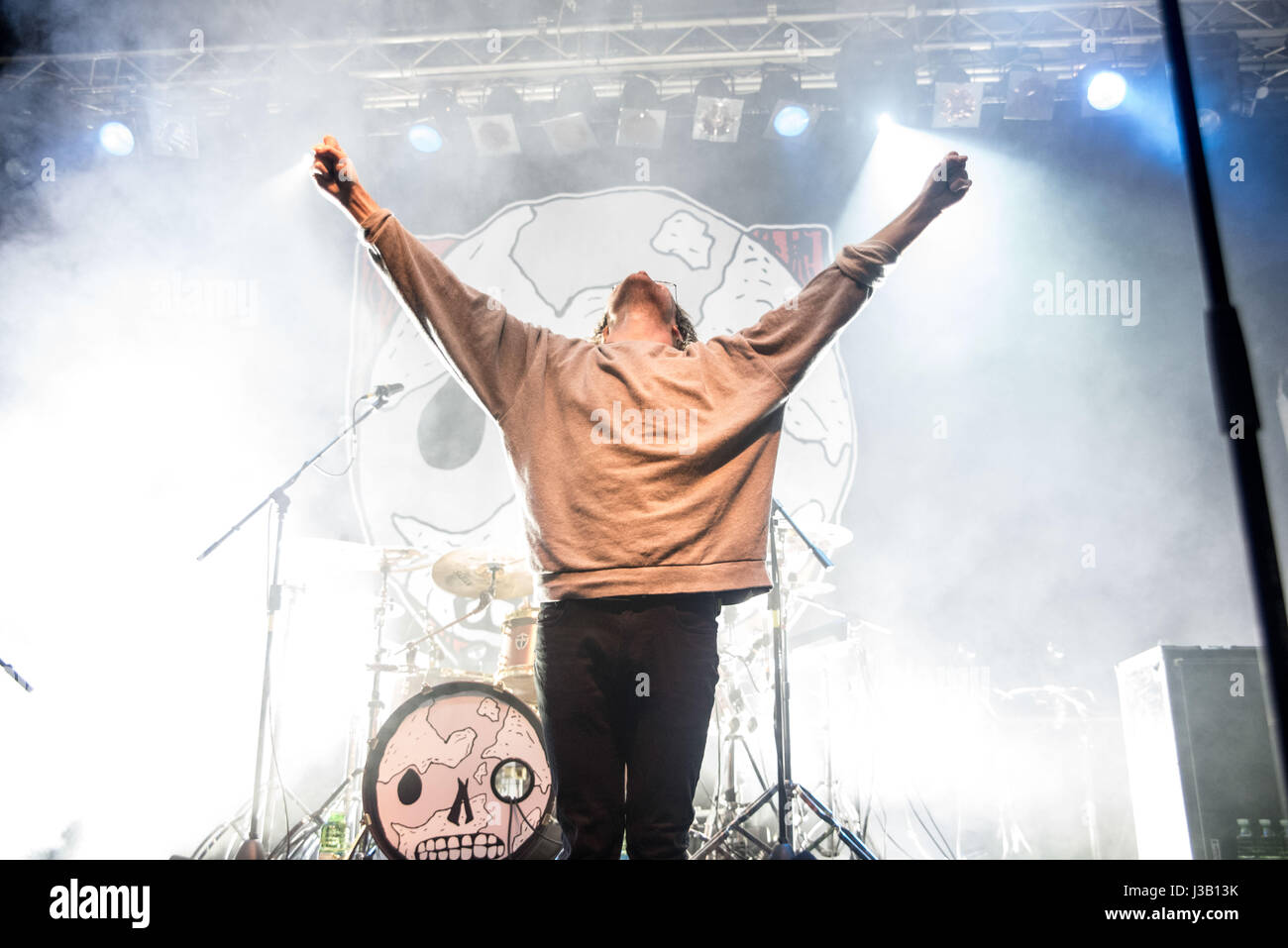 Mailand, Italien. 3. Mai 2017. Geben Sie Shikari führt auf Alcatraz. Geben Sie Shikari sind eine britische Rockband in St Albans, Hertfordshire, England im Jahr 1999 unter dem Namen Hybryd von Bassist Chris Batten, Lead-Sänger und Keyboarder Roughton 'Rou' Reynolds und Schlagzeuger Rob Rolfe gebildet. Im Jahr 2003 Gitarrist Liam "Rory" Clewlow trat die Band, um seine aktuelle Lineup zu vervollständigen, und es nahm seinen gegenwärtigen Namen. Im Jahr 2006 führten sie zu einer wachsenden Fangemeinde beim Download Festival sowie ein ausverkauftes Konzert im London Astoria. Bildnachweis: Cronos/Alamy Live-Nachrichten Stockfoto