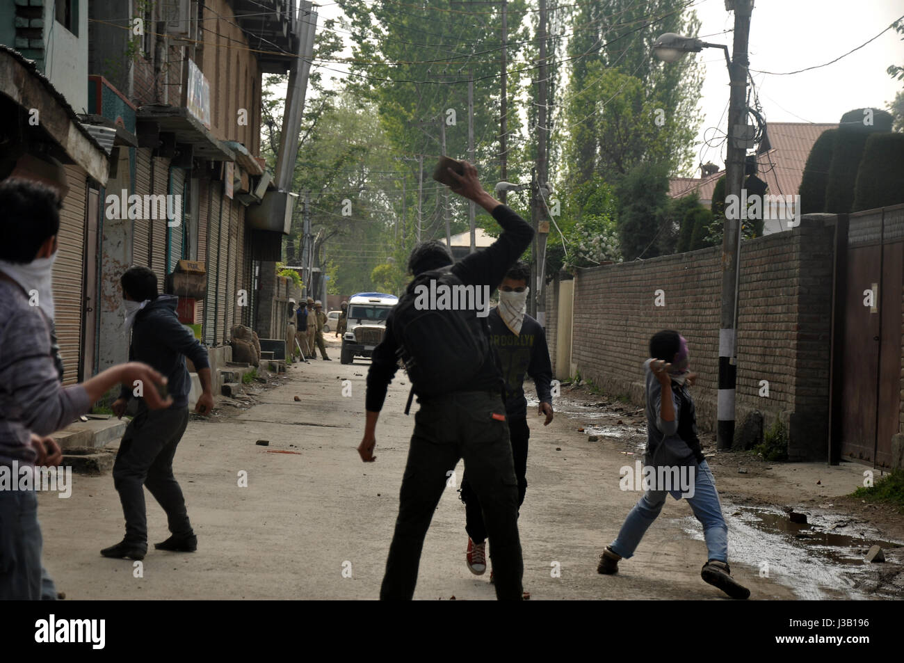 Srinagar, Kaschmir. 4. Mai 2017. Zusammenstöße zwischen Sicherheitskräften ausgebrochen und College-Studenten im Gogjibagh Bereich von Srinagar J & K, nachdem Sicherheitskräfte abgesperrt über 20 Dörfern in Shopian folgenden jüngsten militante Angriffe im Tal. Bildnachweis: Arbaz Mughal/Alamy Live-Nachrichten Stockfoto