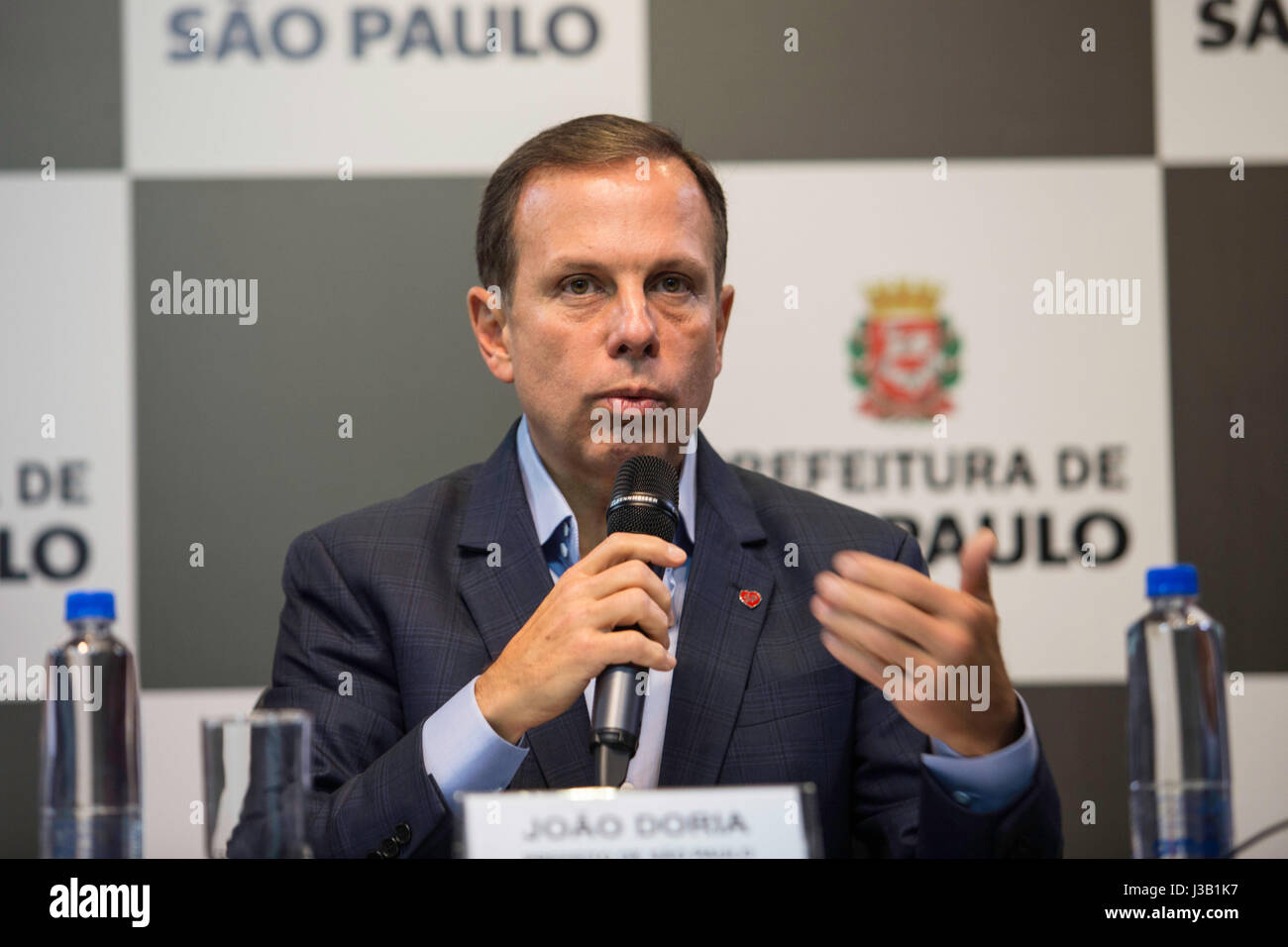 SÃO PAULO, SP - 04.05.2017: DORIA E CÂMARA PORTUGUESA DE SP - Bürgermeister João Doria während einer Pressekonferenz, in der er neue Investitionspartnern mit der portugiesischen Gemeinschaft, am Donnerstagnachmittag (04), in der City Hall in São Paulo verkündete. (Foto: Bruno Rocha/Fotoarena) Stockfoto