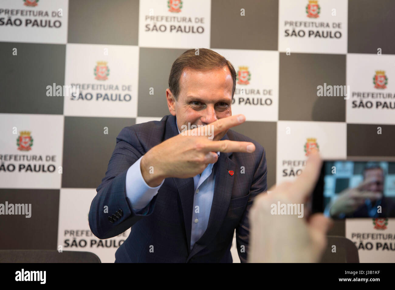 SÃO PAULO, SP - 04.05.2017: DORIA E CÂMARA PORTUGUESA DE SP - Bürgermeister João Doria im Rahmen einer Pressekonferenz am Donnerstagnachmittag (04), wenn neue Projekte in Zusammenarbeit mit der Gemeinschaft von Portugal angekündigt wurden. (Foto: Bruno Rocha/Fotoarena) Stockfoto