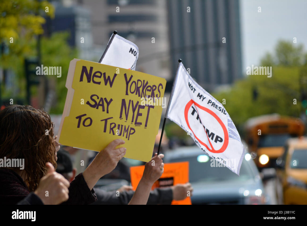 New York City, USA. 4. Mai 2017. Person mit einem Schild protestieren, dass Donald Trump den ersten Besuch nach New York City als Präsident. Bildnachweis: Christopher Penler/Alamy Live-Nachrichten Stockfoto