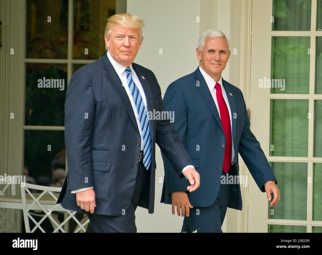 Washington, USA. 4. Mai 2017. US-Präsident Donald J. Trump und US-Vizepräsident Präsident Mike Pence kommen für eine Zeremonie wo unterzeichnen der Präsident eine Proklamation Benennung 4. Mai 2017 als einen nationalen Gebetstag und eine Executive Order "Förderung der Meinungs- und Religionsfreiheit" in der Rose Garden des weißen Hauses in Washington, DC auf Donnerstag, 4. Mai 2017. Bildnachweis: MediaPunch Inc/Alamy Live-Nachrichten Stockfoto Washington, USA. 4. Mai 2017. US-Präsident Donald J. Trump und US-Vizepräsident Präsident Mike Pence kommen für eine Zeremonie wo unterzeichnen der Präsident eine Proklamation Benennung 4. Mai 2017 als einen nationalen Gebetstag und eine Executive Order "Förderung der Meinungs- und Religionsfreiheit" in der Rose Garden des weißen Hauses in Washington, DC auf Donnerstag, 4. Mai 2017. Bildnachweis: MediaPunch Inc/Alamy Live-Nachrichten Stockfoto