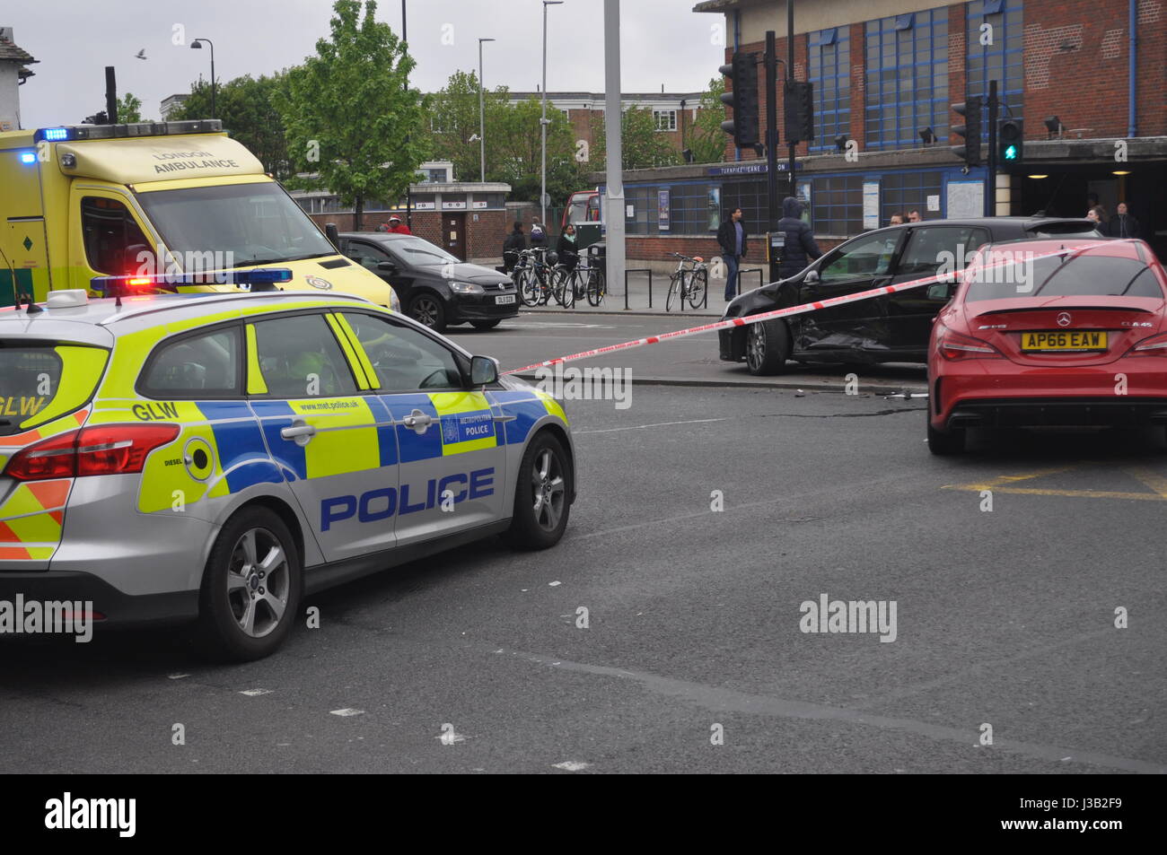 High-Speed-Kollision in Nord-London kurz vor Rushhour zum Glück keine Fußgänger verletzte an dieser belebten Kreuzung oft von vielen Menschen, darunter Kinder auf dem Heimweg von der Schule genutzt. Ein Hotel CLA 45 AMG gepflügt in die Seite des Volkswagen am "Turnpike Lane Station Kreuzung Woodgreen High Road zwingt das Auto bis auf die Verkehrsinsel und Bereitstellen der Airbags Stockfoto