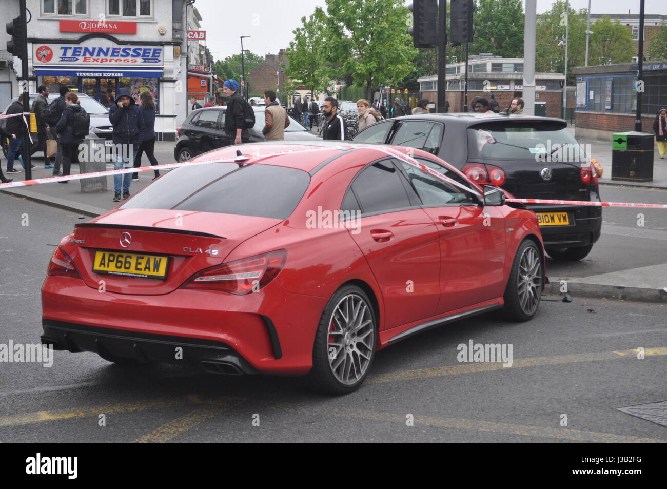 High-Speed-Kollision in Nord-London kurz vor Rushhour zum Glück keine Fußgänger verletzte an dieser belebten Kreuzung oft von vielen Menschen, darunter Kinder auf dem Heimweg von der Schule genutzt. Ein Hotel CLA 45 AMG gepflügt in die Seite des Volkswagen am "Turnpike Lane Station Kreuzung Woodgreen High Road zwingt das Auto bis auf die Verkehrsinsel und Bereitstellen der Airbags Stockfoto