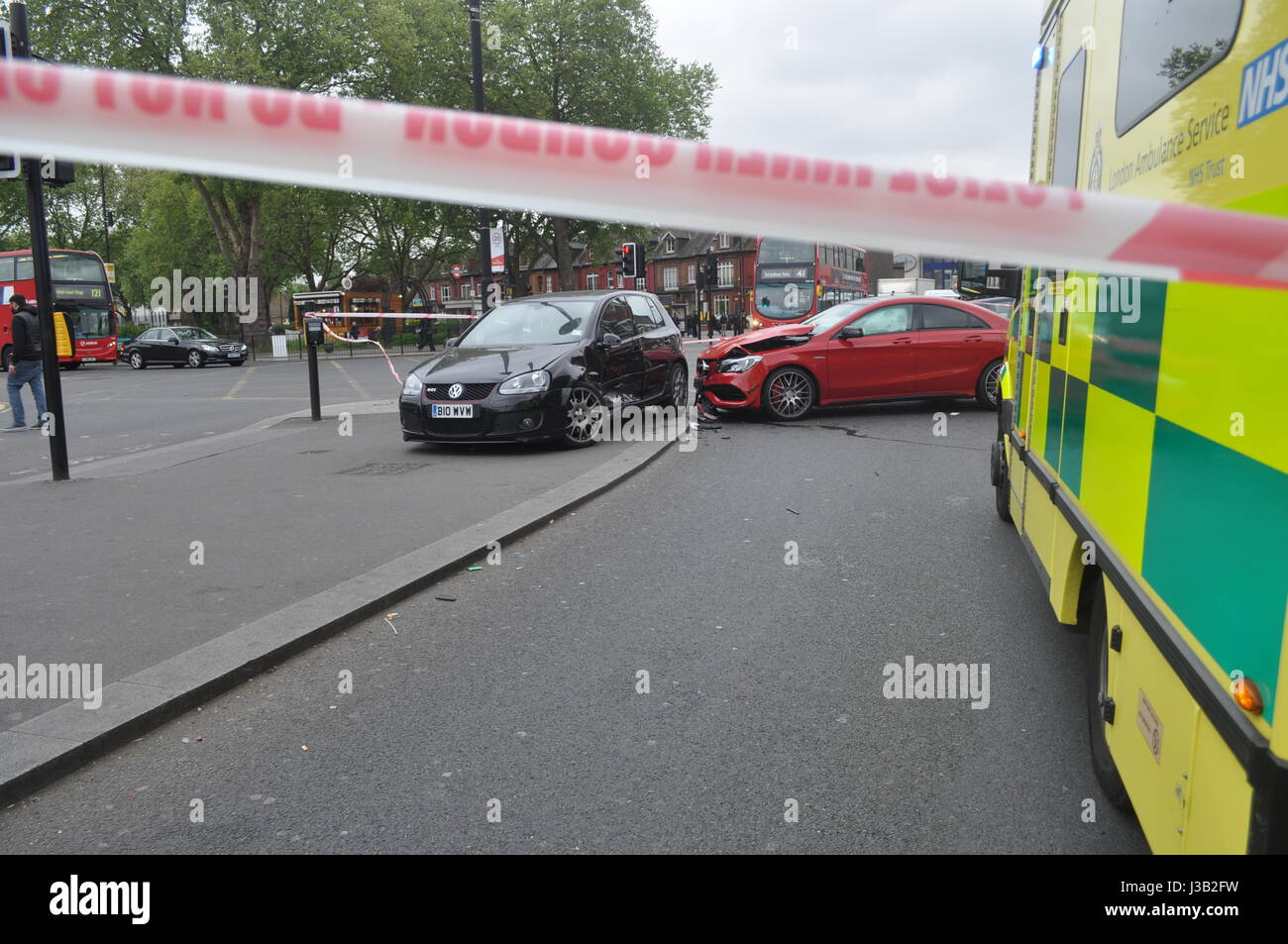 High-Speed-Kollision in Nord-London kurz vor Rushhour zum Glück keine Fußgänger verletzte an dieser belebten Kreuzung oft von vielen Menschen, darunter Kinder auf dem Heimweg von der Schule genutzt. Ein Hotel CLA 45 AMG gepflügt in die Seite des Volkswagen am "Turnpike Lane Station Kreuzung Woodgreen High Road zwingt das Auto bis auf die Verkehrsinsel und Bereitstellen der Airbags Stockfoto