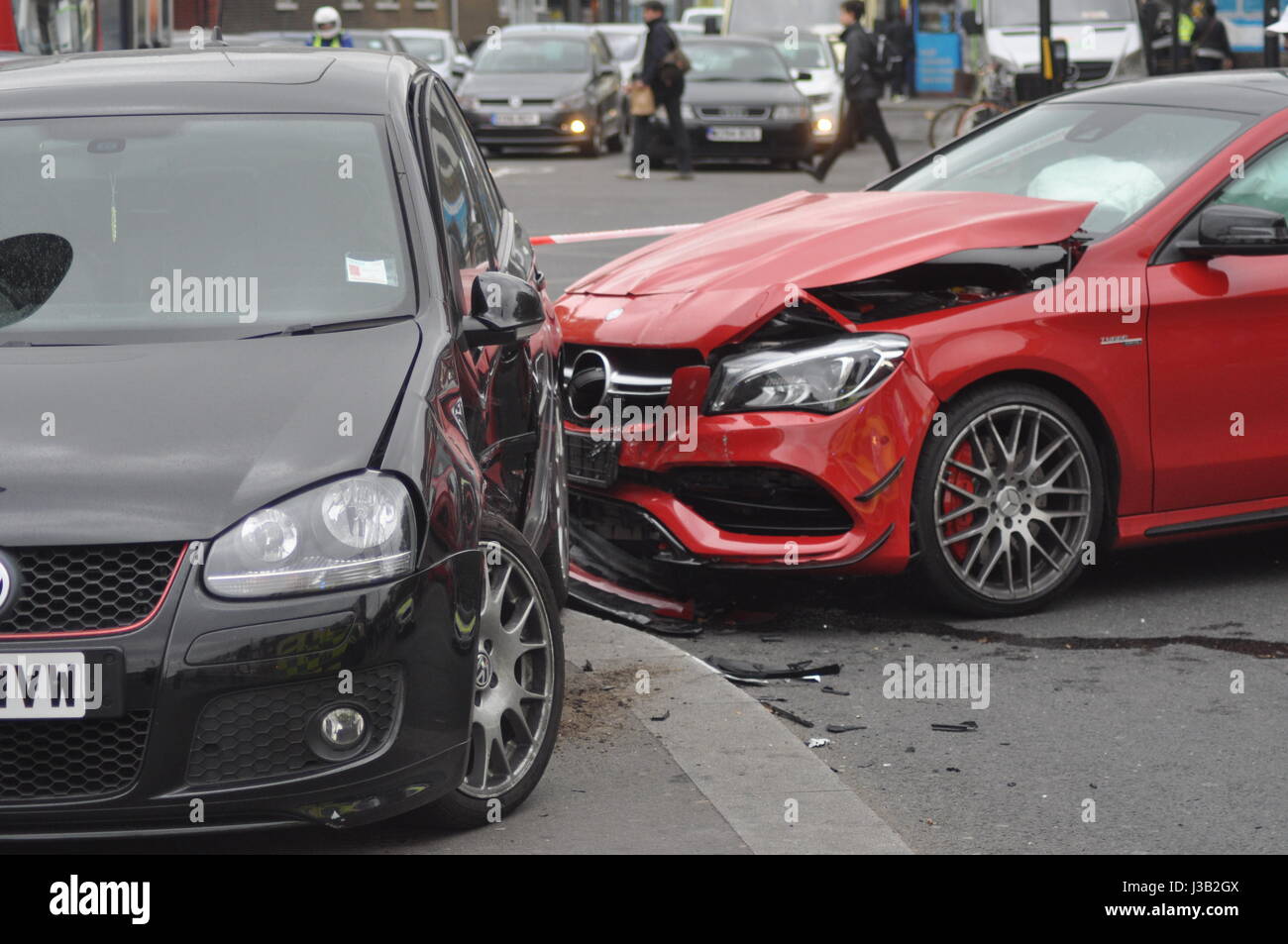 High-Speed-Kollision in Nord-London kurz vor Rushhour zum Glück keine Fußgänger verletzte an dieser belebten Kreuzung oft von vielen Menschen, darunter Kinder auf dem Heimweg von der Schule genutzt. Ein Hotel CLA 45 AMG gepflügt in die Seite des Volkswagen am "Turnpike Lane Station Kreuzung Woodgreen High Road zwingt das Auto bis auf die Verkehrsinsel und Bereitstellen der Airbags Stockfoto