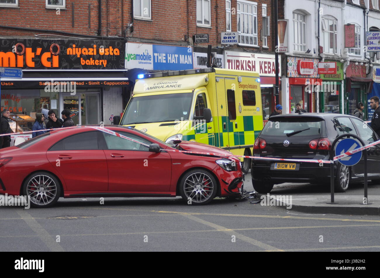 High-Speed-Kollision in Nord-London kurz vor Rushhour zum Glück keine Fußgänger verletzte an dieser belebten Kreuzung oft von vielen Menschen, darunter Kinder auf dem Heimweg von der Schule genutzt. Ein Hotel CLA 45 AMG gepflügt in die Seite des Volkswagen am "Turnpike Lane Station Kreuzung Woodgreen High Road zwingt das Auto bis auf die Verkehrsinsel und Bereitstellen der Airbags Stockfoto