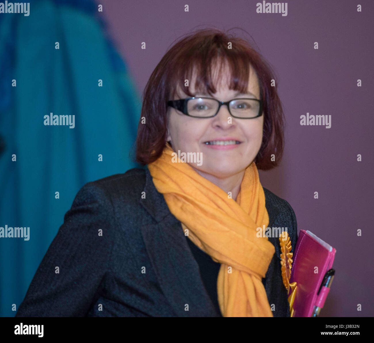 Brentwood, Großbritannien. 4. Mai 2017. Stadtrat, Karen Chilvers, liberaler Demokrat prospektive Parlamentskandidatin für Brentwood und Ongar (kommt für die Anzahl der Essex County Council Wahlen für Brentwood Credit: Ian Davidson/Alamy Live News Stockfoto