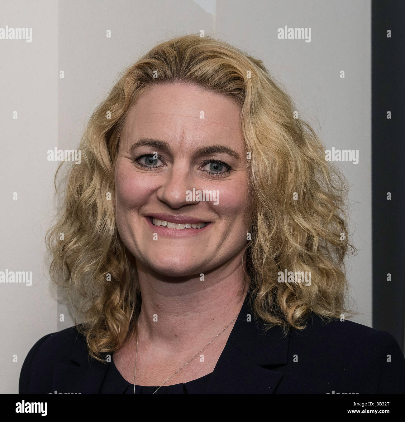 Brentwood, Großbritannien. 4. Mai 2017. Stadträtin Frau Louise McKinlay, konservative Führer von Essex County Council kommen in Brentwood für den Grafen von Essex County Council Wahlen für Brentwood Credit: Ian Davidson/Alamy Live News Stockfoto