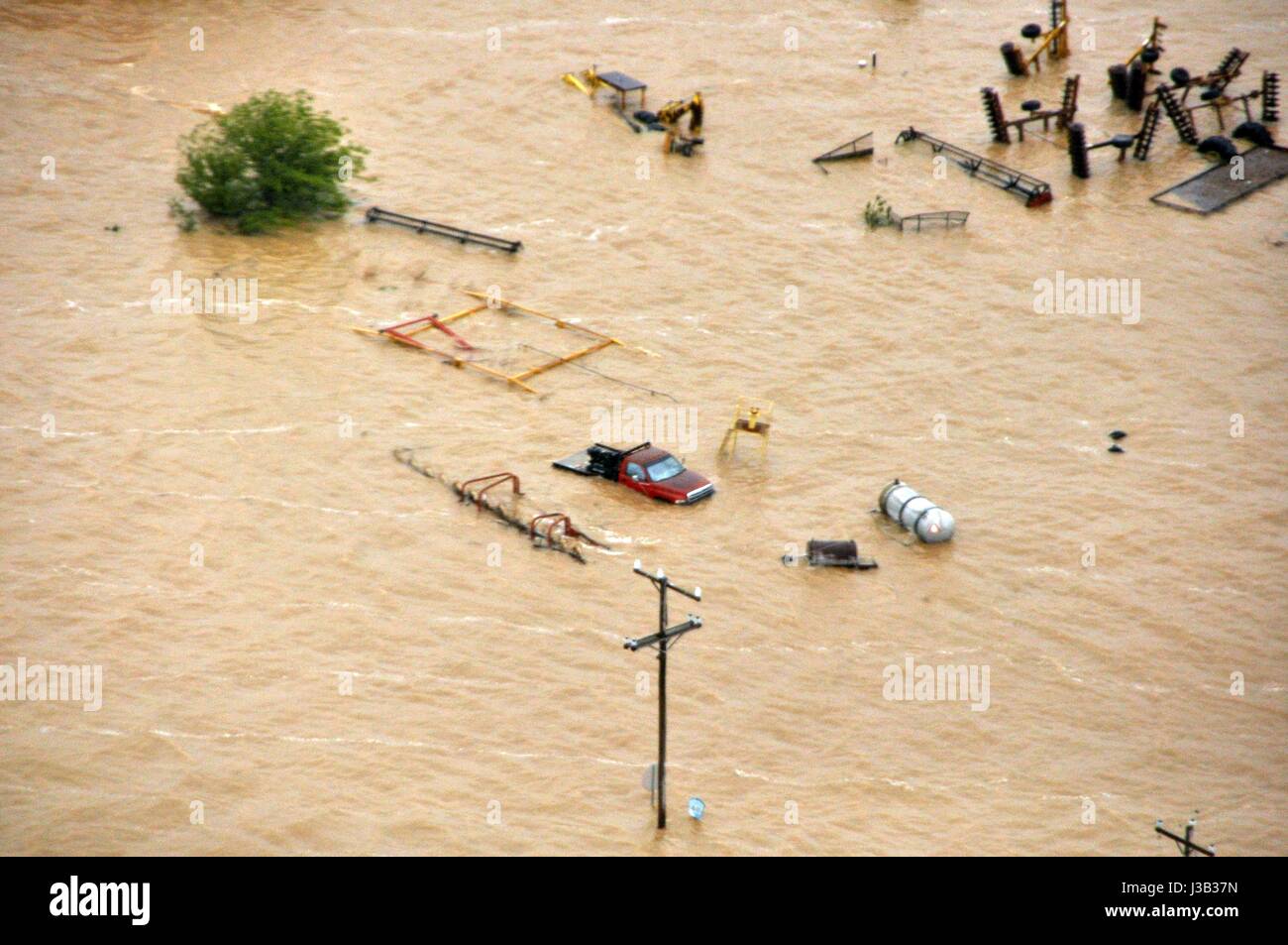 Pocahontas, Arkansas. 4. Mai 2017. Landmaschinen, umgeben von Hochwasser nach einem Deich entlang des Schwarzen Flusses folgende Datensatz 4. Mai 2017 in Pocahontas, Arkansas regnet fehlgeschlagen Arkansas Gouverneur Asa Hutchinson genannt, in der Nationalgarde von mindestens 20 Personen gemeldet wurden getötet in den mittleren Westen der Vereinigten Staaten. Bildnachweis: Planetpix/Alamy Live-Nachrichten Stockfoto
