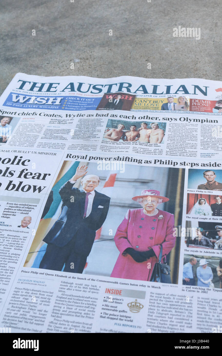 Adelaide, Australien. 5. Mai 2017. Die Titelseite der australischen nationalen Zeitung verfügt über seine königliche Hoheit Prinz Philip Ankündigung zum Rücktritt aus Royal Engagements im Alter von 96 Jahren Credit: Amer Ghazzal/Alamy Live-Nachrichten Stockfoto