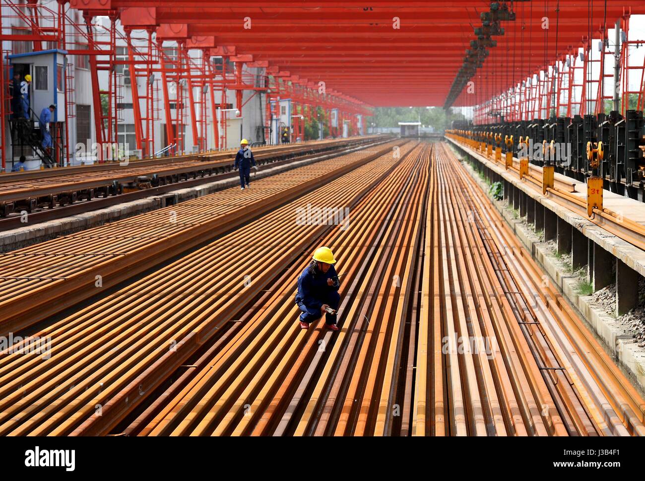 Zhengzhou, China Henan Provinz. 4. Mai 2017. Ein Schweißer untersucht gelöteten Stahlschienen Xiaolizhuang Schweißen Basis der mechanischen Werke Abschnitt von Zhengzhou Railway Bureau in Zhengzhou, Hauptstadt der Provinz Zentral-China Henan, 4. Mai 2017. Insgesamt 135 Schweißer an der Basis arbeiten um 100-Meter-langen Stahlschienen in 500 Meter langen Schienen für High-Speed-Bahn zu schweissen. Seit 2008 hat die Basis Chinas Schnellgleis mit einer Gesamtlänge von über 2.000 Kilometer Gleise vorgesehen. Bildnachweis: Li ein/Xinhua/Alamy Live-Nachrichten Stockfoto