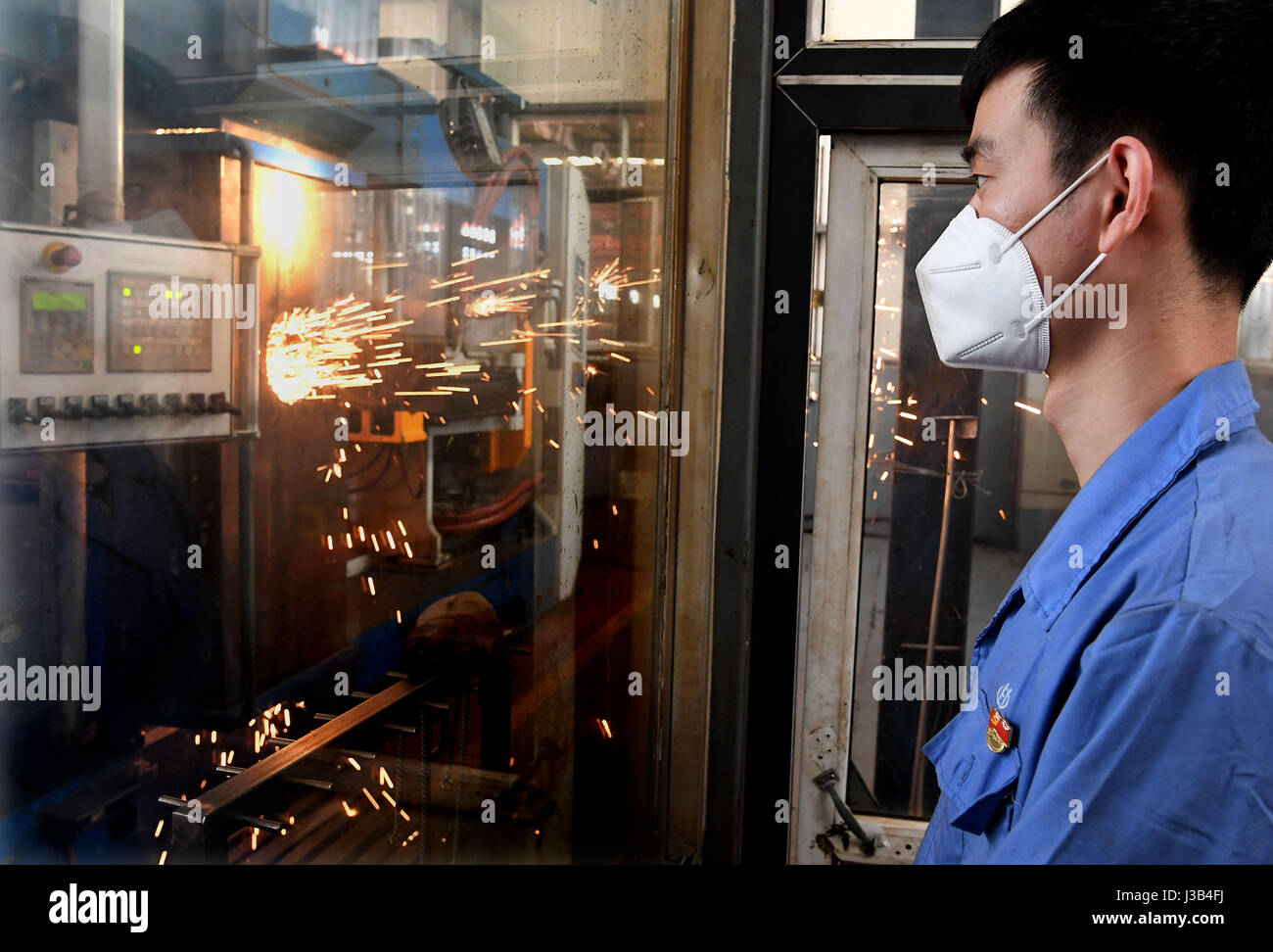 Zhengzhou, China Henan Provinz. 4. Mai 2017. Ein Schweißer Lote Stahlschienen Xiaolizhuang Schweißen Basis der mechanischen Werke Abschnitt von Zhengzhou Railway Bureau in Zhengzhou, Hauptstadt der Provinz Zentral-China Henan, 4. Mai 2017. Insgesamt 135 Schweißer an der Basis arbeiten um 100-Meter-langen Stahlschienen in 500 Meter langen Schienen für High-Speed-Bahn zu schweissen. Seit 2008 hat die Basis Chinas Schnellgleis mit einer Gesamtlänge von über 2.000 Kilometer Gleise vorgesehen. Bildnachweis: Li ein/Xinhua/Alamy Live-Nachrichten Stockfoto