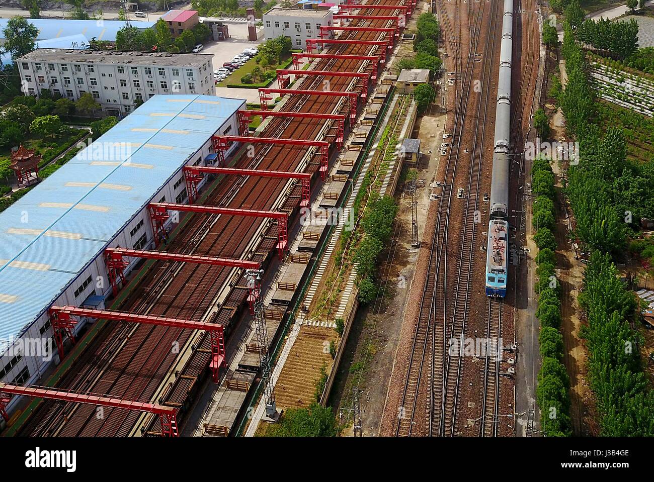 Zhengzhou, China Henan Provinz. 4. Mai 2017. Stahl, die Schienen bei Xiaolizhuang Schweißen Basis der mechanischen Werke Abschnitt von Zhengzhou Railway Bureau in Zhengzhou, Hauptstadt der Provinz Zentral-China Henan, 4. Mai 2017 gesehen sind abgeschlossen. Insgesamt 135 Schweißer an der Basis arbeiten um 100-Meter-langen Stahlschienen in 500 Meter langen Schienen für High-Speed-Bahn zu schweissen. Seit 2008 hat die Basis Chinas Schnellgleis mit einer Gesamtlänge von über 2.000 Kilometer Gleise vorgesehen. Bildnachweis: Li ein/Xinhua/Alamy Live-Nachrichten Stockfoto