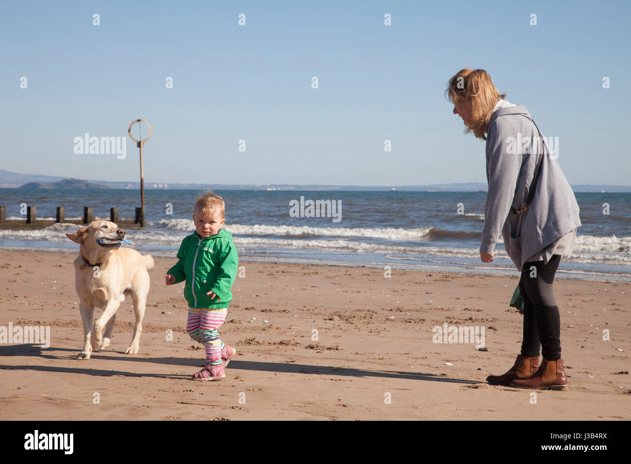 Portobello Beach, Edinburgh, UK. 5. Mai 2017. Portobello Beach an einem schönen sonnigen Tag in Edinburgh, Schottland. Wetter: 5. Mai 2017 wird es ein schöner trockener Tag mit langen sonnigen Abschnitten für den Großteil der Region, nur die Chance auf einige Wolken drängen in Berwickshire und East Lothian sein. Warm im Landesinneren, West. Moderate Ostwinden.  Heute Abend klar in Dumfries und Galloway. Einige niedrige Wolken bilden sich über Nacht über die Lothians und östlichen Grenzen. Kühl im Inland mit einem Hauch von Frost im Tierheim. Bildnachweis: Gabriela Antosova/Alamy Live-Nachrichten Stockfoto