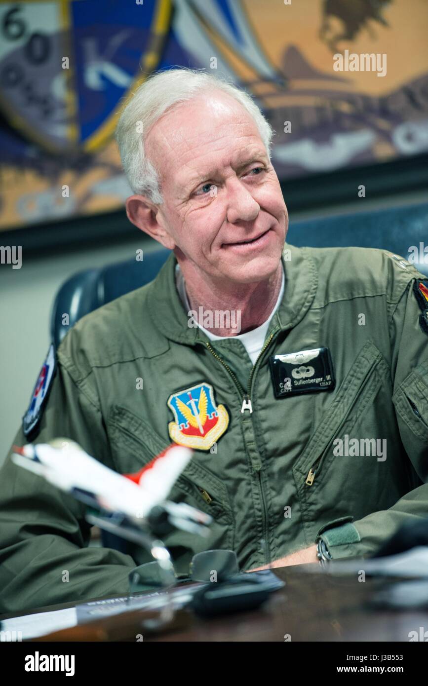 Travis, Kalifornien, USA. 4. Mai 2017. Ehemaliger Held Flugkapitän Chesley Sully Sullenberger III hört ein Briefing vor seinem Flug mit der USAF Thunderbirds Travis Air Force Base 4. Mai 2017 in Travis, Kalifornien. Sullenberger ist diplomierter 1973 Air Force Academy und ist am besten bekannt für erfolgreich eine verkrüppelte Flugzeug in den Hudson River landing die Rettung von 155 Passagiere. Bildnachweis: Planetpix/Alamy Live-Nachrichten Stockfoto