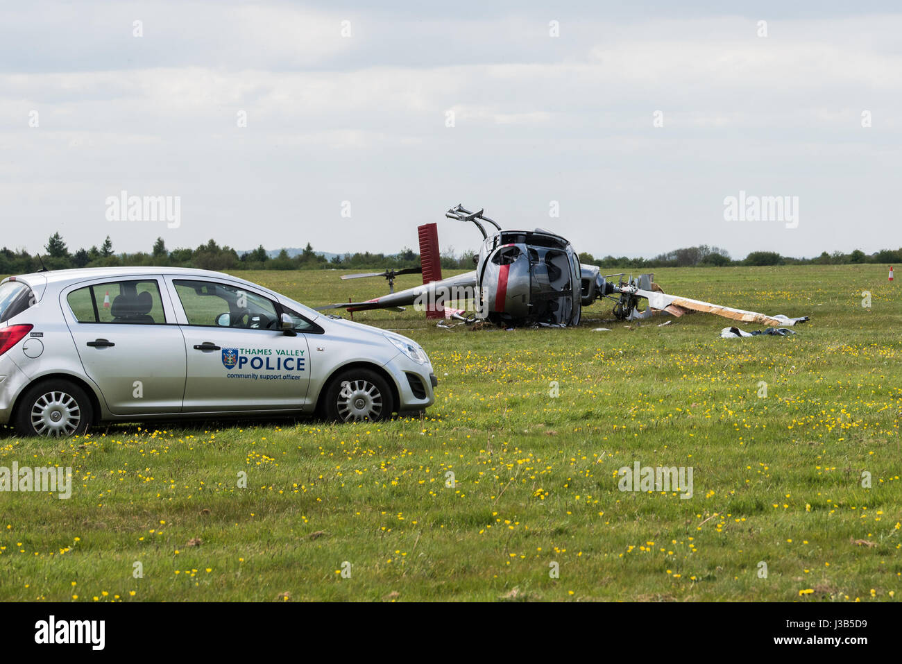 Booker, Buckinghamshire, England. 5. Mai 2017. 3 Männer, 2 sind ernsthaft verletzt worden, als der Hubschrauber, die, den Sie flogen am Wycombe Air Park (auch bekannt als Booker Airfield) Notdienste aus Buckinghamshire Feuer und Rettungsdienst, Thames Valley Police und South Central Rettungsdienst, die erste Szene stürzte, eilte zu der Absturzstelle bei ca. 09:30BST waren. Ein Luft-Krankenwagen nahmen ebenfalls Teil. Im Bild: Die beschädigten Hubschraubers legt auf seiner Seite. Bildnachweis: Peter Manning/Alamy Live-Nachrichten Stockfoto