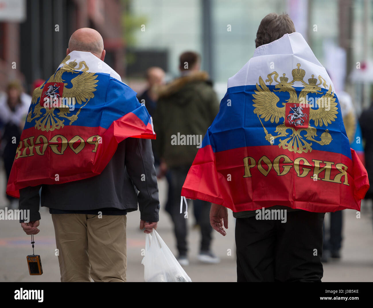 Köln, Deutschland. 5. Mai 2017. Russische Eishockey-Fans endlich das Spiel für Eishockey-WM: Schweden vs. Russland, Vorrunde, Gruppe A in der Lanxess Arena in Köln, Deutschland, 5. Mai 2017. Foto: Monika Skolimowska/Dpa/Alamy Live News Stockfoto