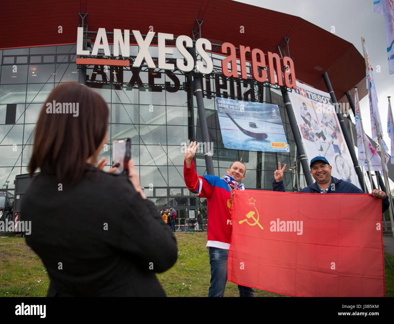 Köln, Deutschland. 5. Mai 2017. Russische Eishockey-Fans, die Aufnahme eines Fotos auf das Spiel der Eishockey-WM: Schweden vs. Russland, Vorrunde, Gruppe A in der Lanxess Arena in Köln, Deutschland, 5. Mai 2017. Foto: Monika Skolimowska/Dpa/Alamy Live News Stockfoto
