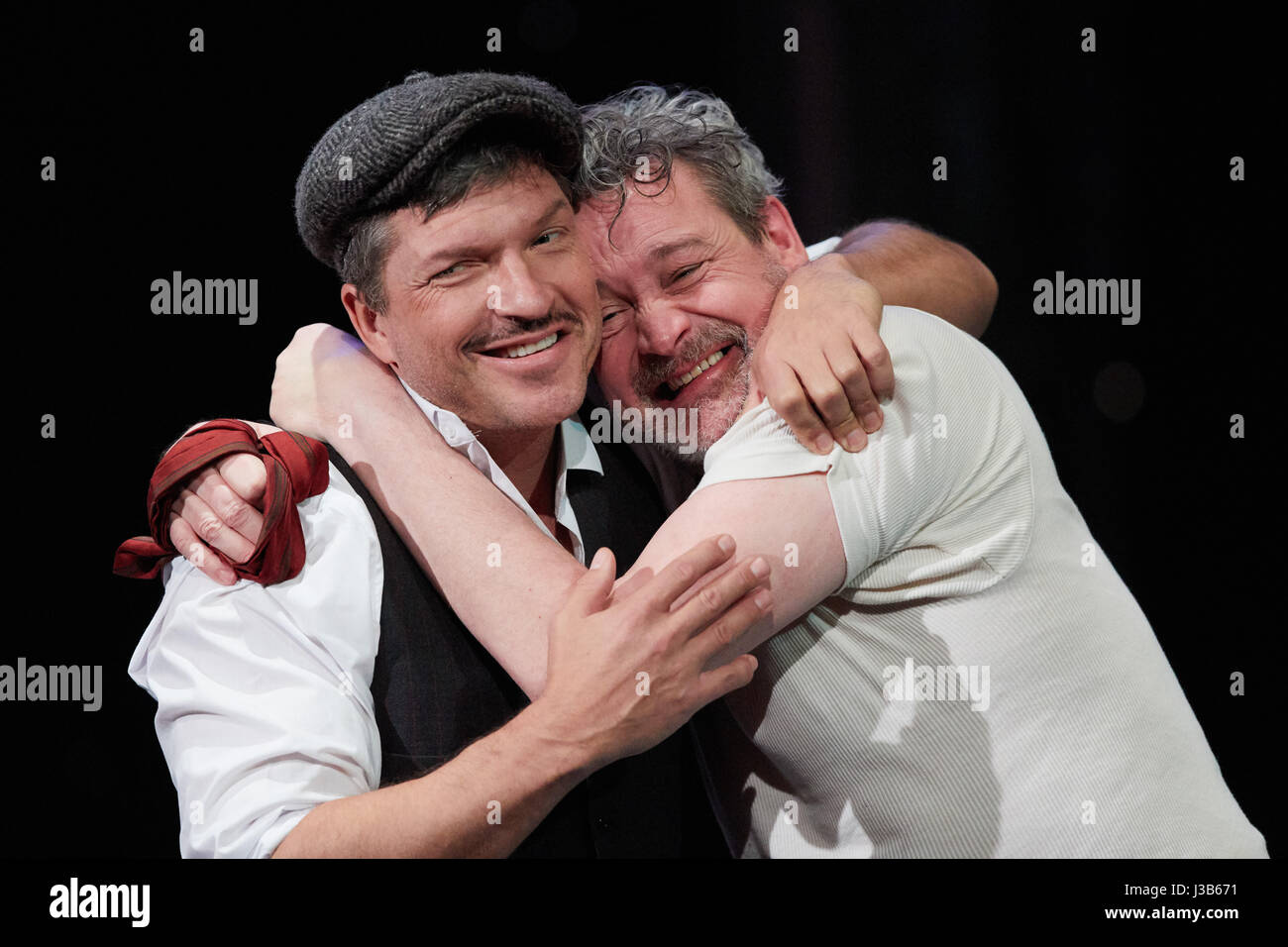 Hamburg, Deutschland. 5. Mai 2017. Schauspieler Stephan Benson als Henry Finnegan (Huckleberry Finn, R) und Hardy Krüger Jr.: Thomas Gray (Tom Sawyer) führen Sie auf der Bühne während einer Foto-Probe von "Sterben haben Im Herbst" (lit.) Die Jungs im Herbst) an die Kammerspiele-Theater in Hamburg, Deutschland, 05. Mai 2017. Das Spiel ist, dass premiere am 7. Mai 2017. Foto: Georg Wendt/Dpa/Alamy Live News Stockfoto