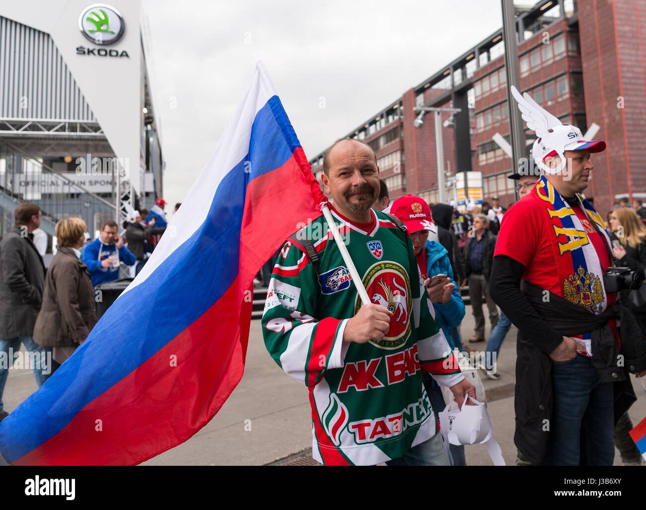 Köln, Deutschland. 5. Mai 2017. Russische Eishockey-Fans kommen in das vorläufige Runde Gruppe A Schweden vs. Russland-Spiel bei der Eishockey-Weltmeisterschaft in der Lanxess Arena in Köln, Deutschland, 5. Mai 2017. Foto: Monika Skolimowska/Dpa/Alamy Live News Stockfoto
