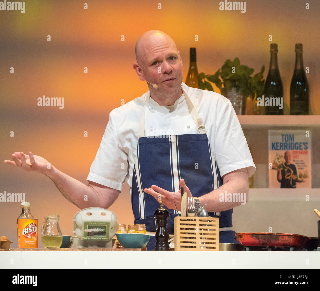 Harrogate, UK. 5. Mai 2017. Tom Kerridge, spielte TV-Moderatorin und Michelin Koch live in der Supertheatre bei der BBC Good Food Show Spring-Event in Harrogate. Tom gab live auf der Bühne, dass er zu Hause Soße Granulat verwendet anstatt seinem eigenen Bestand. Über 100 Aussteller zeigen ihre Lebensmittel bei der dreitägigen Veranstaltung. Foto Bailey-Cooper Fotografie/Alamy Live-Nachrichten Stockfoto