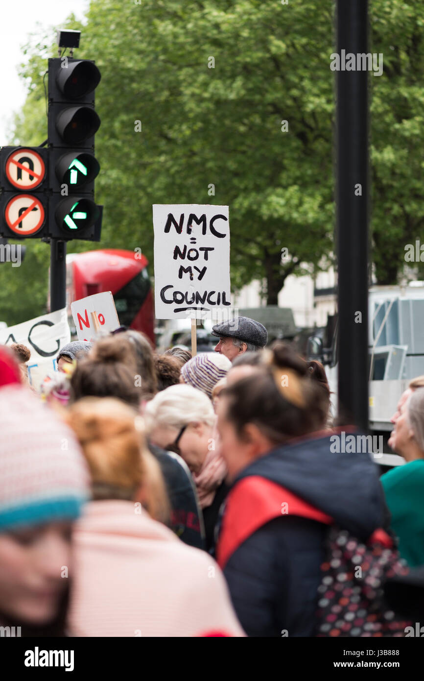 London, UK. 5. Mai 2017. Hebammen und ihre Unterstützer zu protestieren, die Aufzeichnung und Entscheidungen der Krankenpflege und Geburtshilfe-Rat und Anruf für den Beruf von einem Körper gespeichert werden, dass sie behaupten ist "Zweck passt nicht." Stockfoto