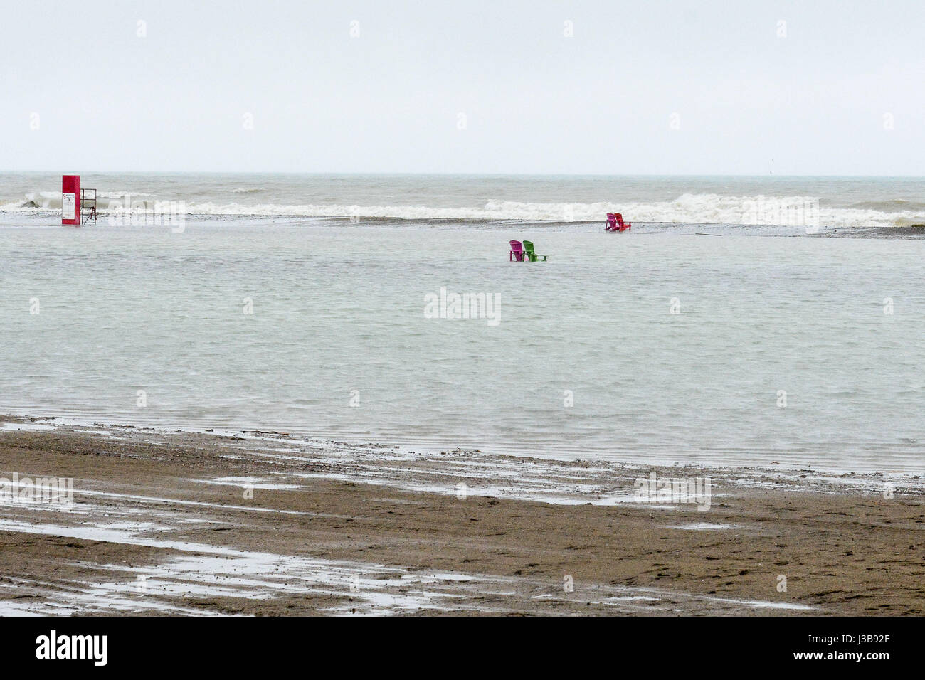 Toronto, Kanada. 5. Mai 2017. Toronto, Kanada. 5. Mai 2017. Torontos Woodbine Strand ist überschwemmt mit Rettungsschwimmer-Turm und Muskoka Stühle erscheinen inmitten eines Ozeans zu sitzen, da steigende Wasserstände Lake Ontario in Toronto Hafengebiet, 5. Mai 2017 Überschwemmungen und Erosion verursachen. Bildnachweis: EXImages/Alamy Live-Nachrichten Stockfoto