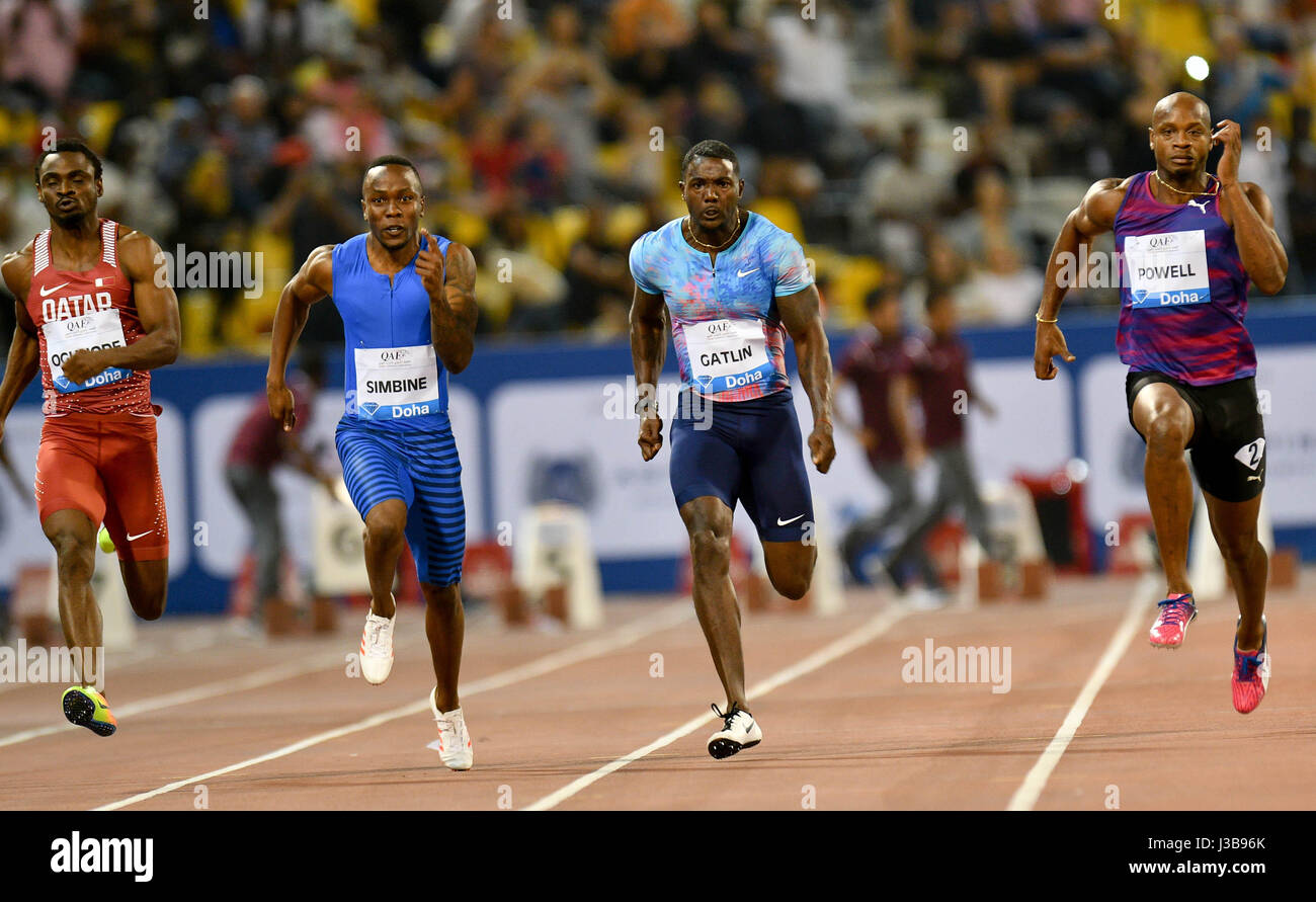 Doha, Katar. 5. Mai 2017. (Von L bis R) Femi Ogunode von Katar, Akani Simbine Südafrikas, Justin Gatlin der Vereinigten Staaten und Asafa Powell von Jamaika sprint der Männer 100m Finale 2017 Doha IAAF Diamond League in Doha, der Hauptstadt von Katar, 5. Mai 2017. AKANI Simbine holte sich den Titel mit 9,99 Seonds. Asafa Powell und Femi Ogunode fand die zweite und dritte mit 10.08 und 10,13 Sekunden bzw.. Justin Gatlin nahm die vierte mit 10,14 Sekunden. Bildnachweis: Nikku/Xinhua/Alamy Live-Nachrichten Stockfoto