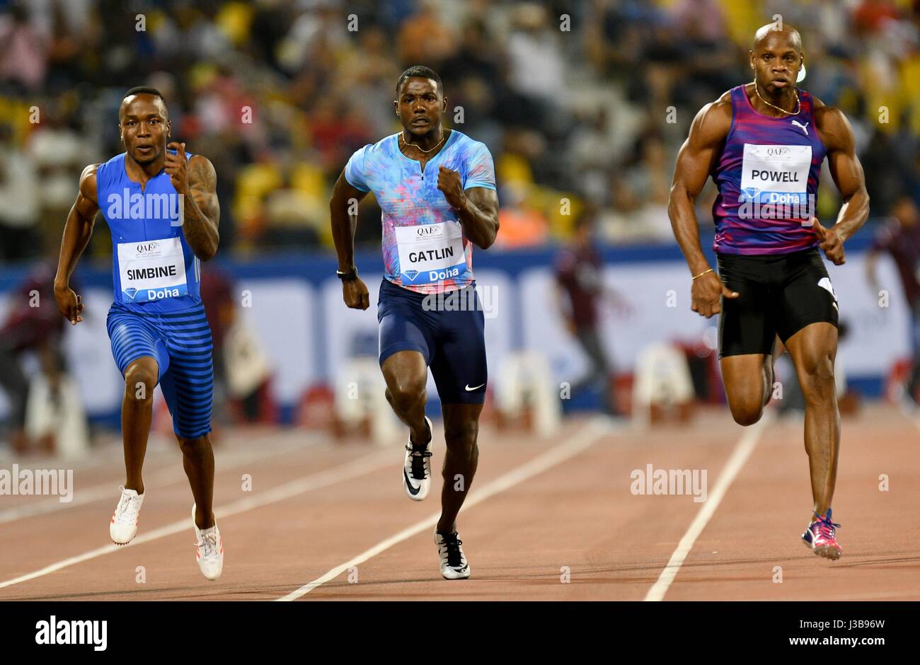 Doha, Katar. 5. Mai 2017. (Von L bis R) AKANI Simbine Südafrikas, Justin Gatlin der Vereinigten Staaten und Asafa Powell Jamaikas sprint der Männer 100m Finale 2017 Doha IAAF Diamond League in Doha, der Hauptstadt von Katar, 5. Mai 2017. AKANI Simbine holte sich den Titel mit 9,99 Seonds. Asafa Powell und Justin Gatlin nahm den zweiten und vierten Platz mit 10.08 und 10,14 Sekunden bzw.. Bildnachweis: Nikku/Xinhua/Alamy Live-Nachrichten Stockfoto