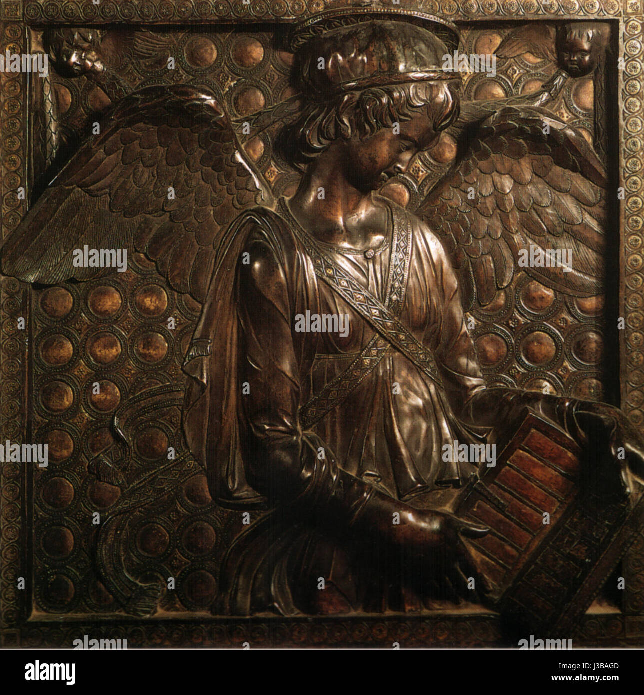 Diese Skulptur von Donatello, die den Evangelisten Matthäus darstellt, ist Teil des berühmten Werks des Künstlers für die Kathedrale in Florenz. Bekannt für seinen detaillierten Realismus und seine ausdrucksstarke Darstellung spielte Donatellos Werk eine bedeutende Rolle in der Kunst der Renaissance. Stockfoto