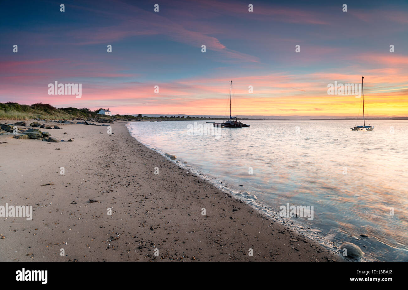 Fantastischen Sonnenaufgang über den Strand von Crow Punkt in der Nähe von Barnstaple an der Nordküste von Devon Stockfoto