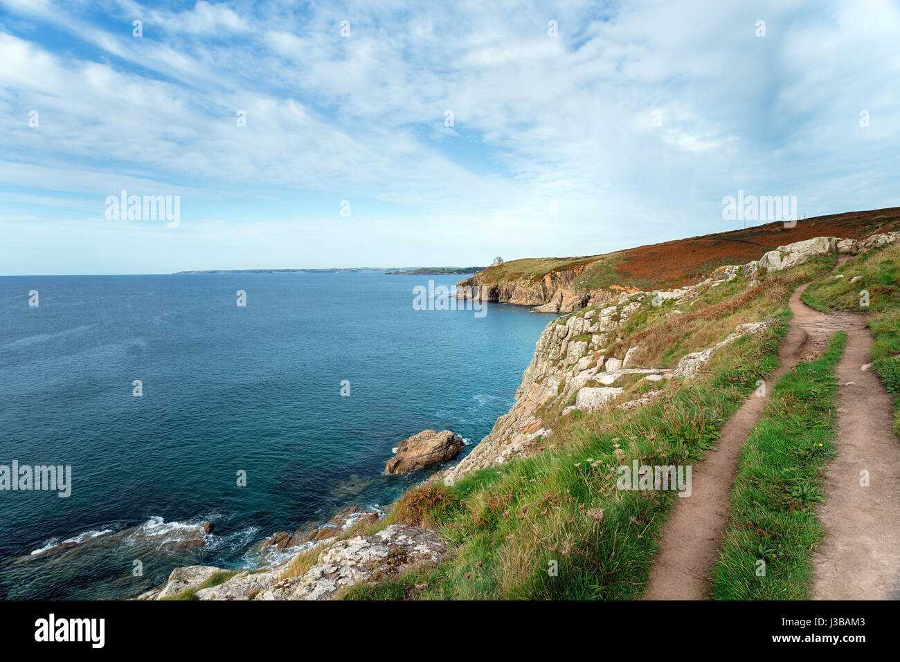 Der South West Coast Path als es nähert sich die Klippen von Rinsey Kopf in der Nähe von Porthleven in Cornwall Stockfoto