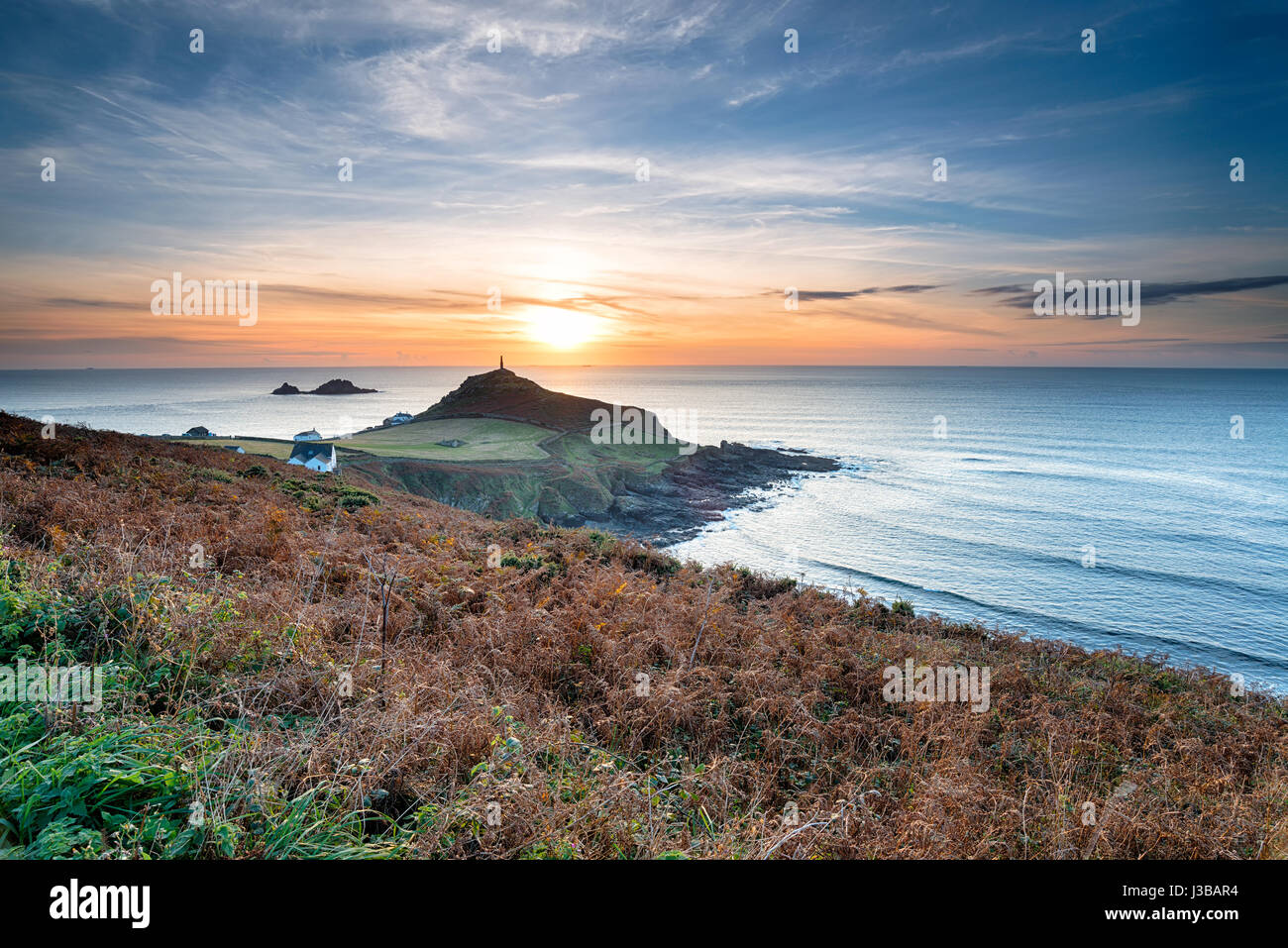 Sonnenuntergang über Cape Cornwall von der South West Coast Path auf der Küste Cornwalls Stockfoto