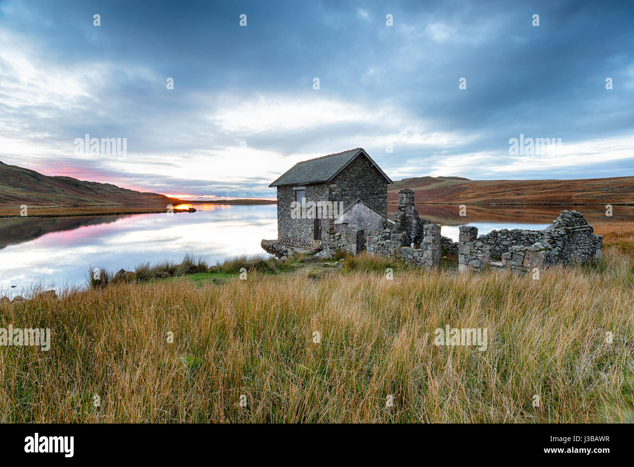 Die Ruinen einer alten Bootshaus am Ufer des Devoke Wasser im Lake District National Park in Cumbria Stockfoto