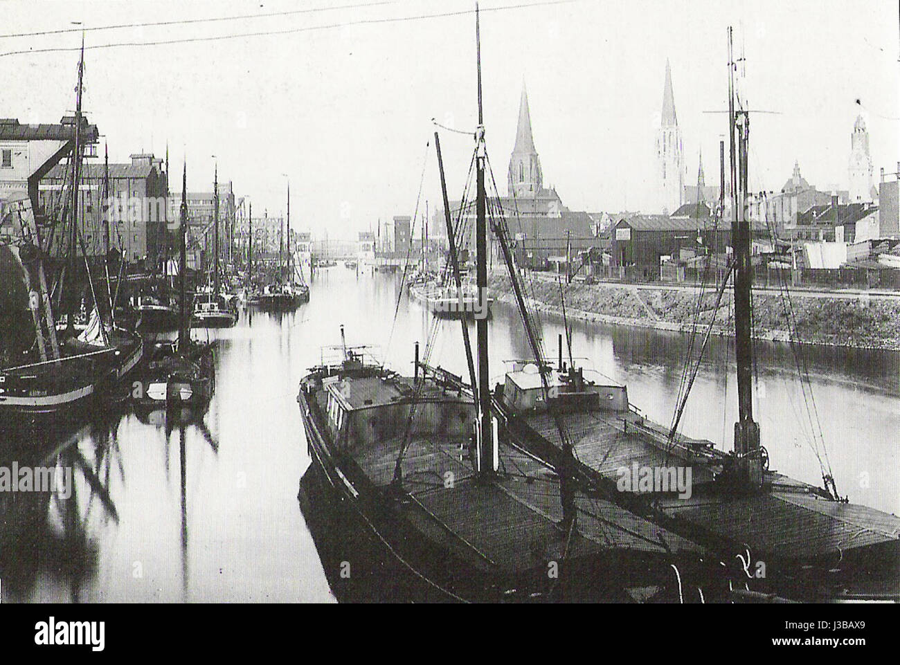 Ein historisches Foto des Duisburger Hafens, das seine Infrastruktur und Bedeutung als wichtiger Hafen Deutschlands zu Beginn des 20. Jahrhunderts zeigt. Stockfoto
