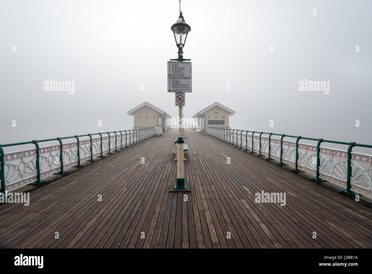 Ein nebeliger Morgen auf die Pier in Penarth in der Nähe von Cardiff in Süd-Wales Stockfoto