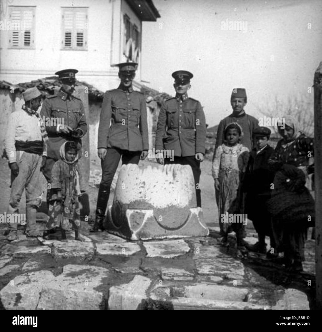 Das Foto mit dem Titel „Dutch Officers in Albania“ (niederländische Offiziere in Albanien 1914) fängt einen Moment in der Geschichte ein und zeigt niederländische Soldaten in einer fremden Umgebung. Stockfoto