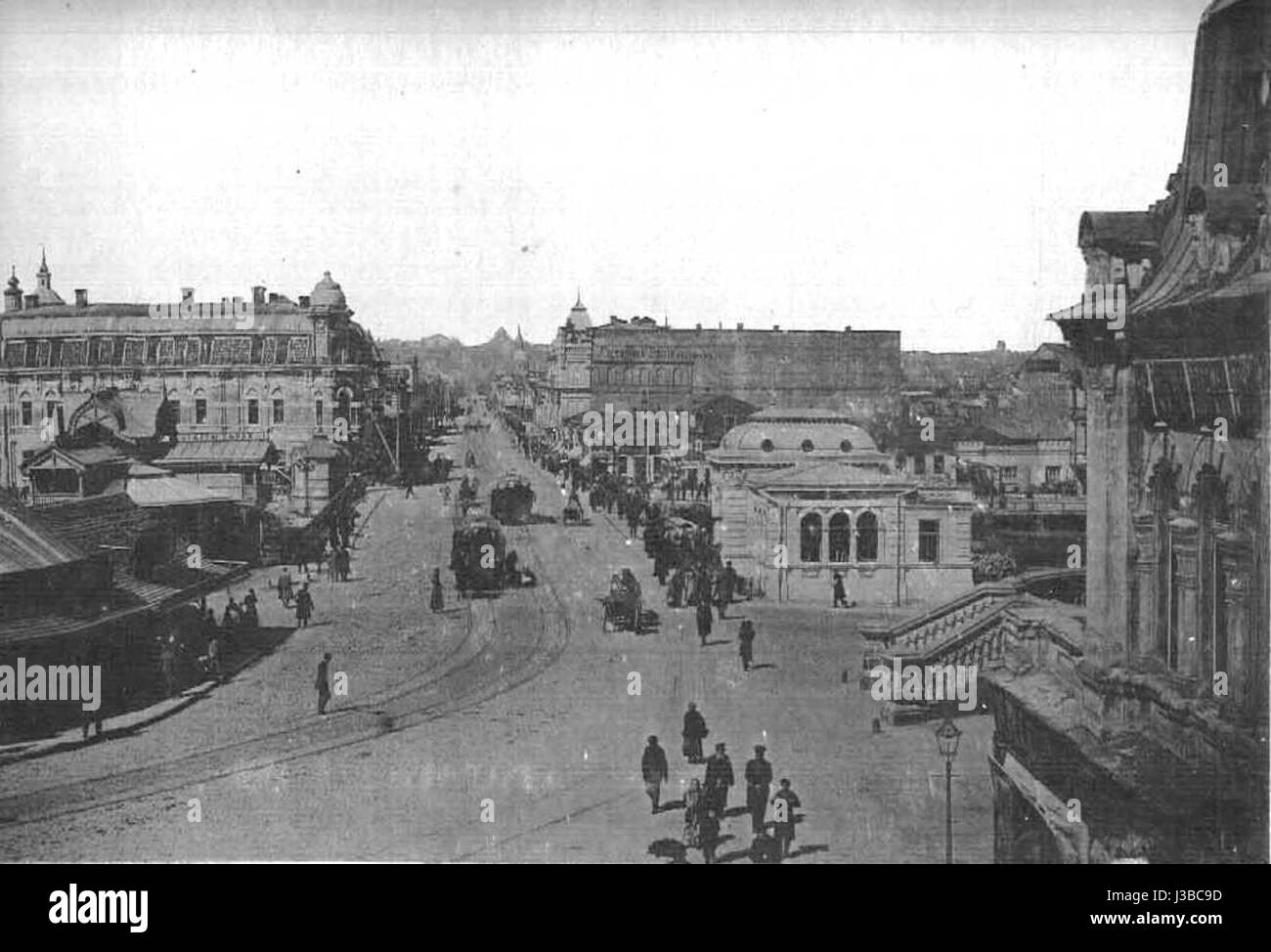 Dieses Bild aus der Zeit um 1900 zeigt die Jekaterinoslavskaja-Straße und die Brücke in Charkow (heute Charkiw, Ukraine). Es erfasst die historische städtische Grundrisse und architektonischen Merkmale der Gegend um die Jahrhundertwende. Stockfoto