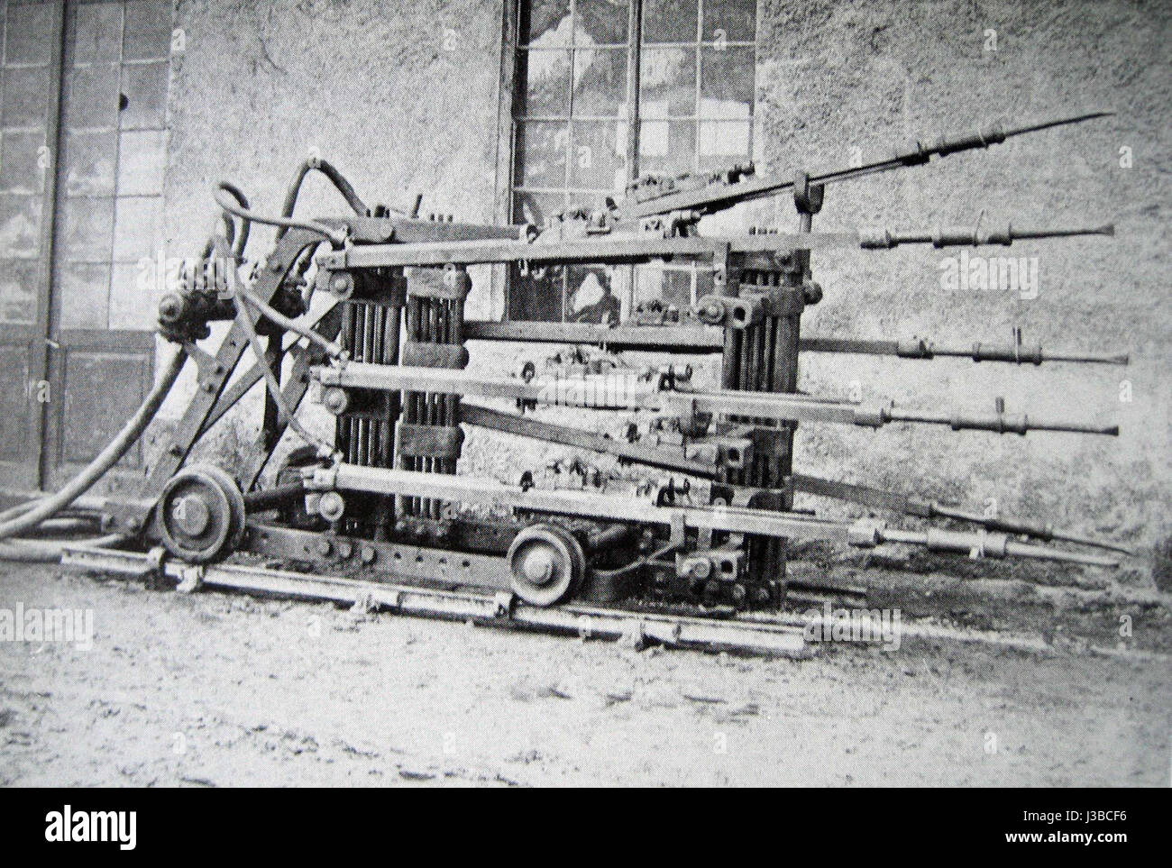 Die *Druckluft Bohrmaschine* ist ein deutscher Begriff für eine pneumatische Bohrmaschine, eine Art von Maschine, die zum Bohren in der Bau- und Bergbauindustrie eingesetzt wird. Dieses Werkzeug verwendet Druckluft, um eine leistungsstarke, präzise Bohrwirkung zu erzeugen. Stockfoto