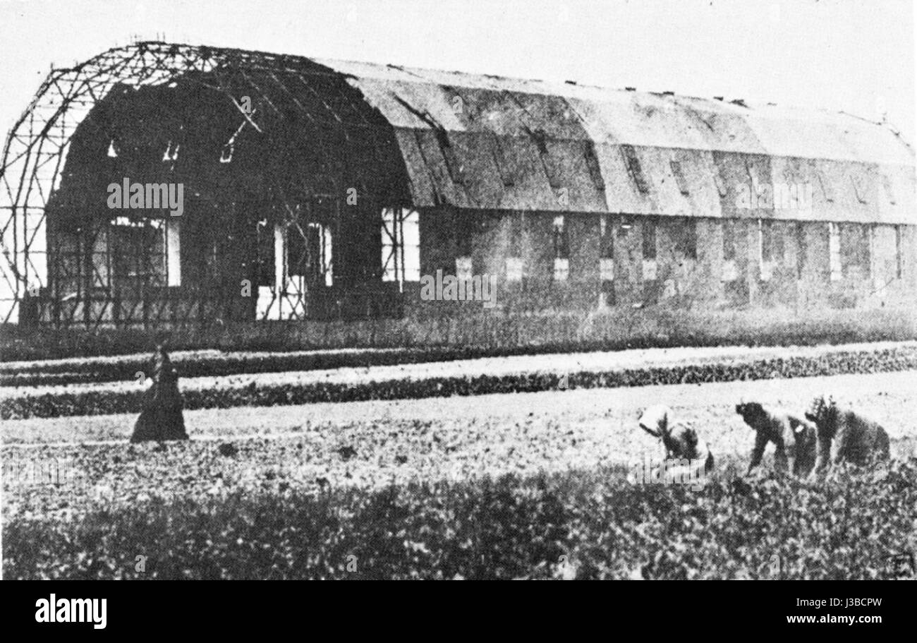 Der Evere Hangar in Belgien ist eine historische Stätte, die für Zeppeline im frühen 20. Jahrhundert bekannt ist. Sie spielte eine Schlüsselrolle bei der Entwicklung der Luftschifftechnologie und bot einen Raum für den Bau und die Wartung von Luftschiffen, insbesondere während des Ersten Weltkriegs. Stockfoto