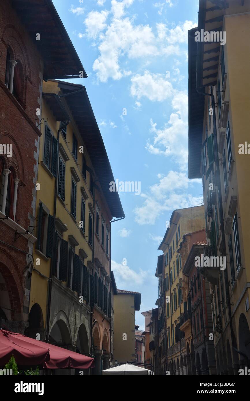 Blick auf die Straße in der Stadt Pisa in der Toskana, Italien Stockfoto
