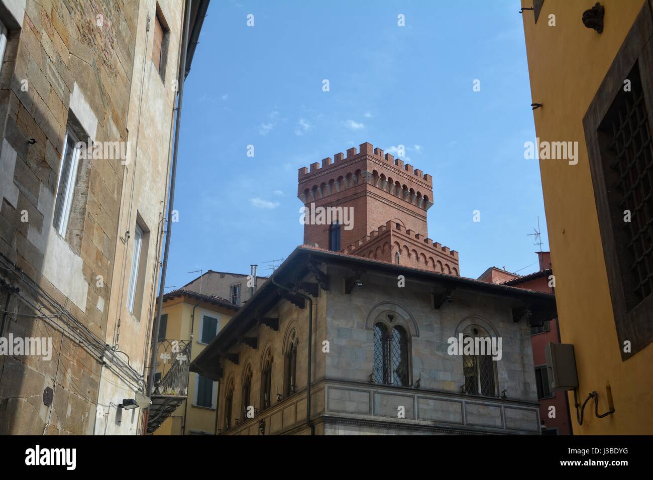 Straßenansicht mit Turm der alten Stadt Pisa Toskana, Italien Stockfoto