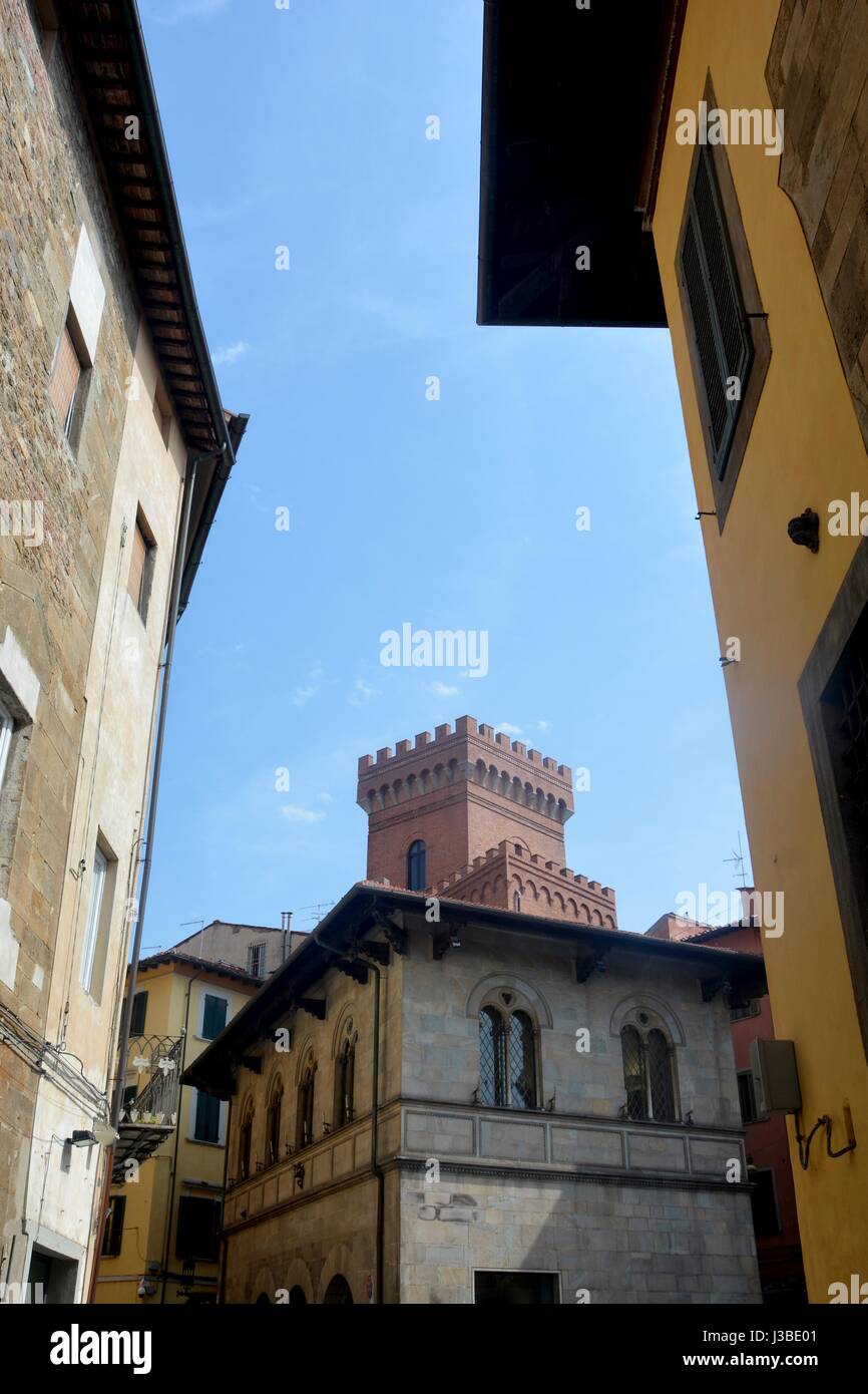 Straßenansicht mit Turm der alten Stadt Pisa Toskana, Italien Stockfoto
