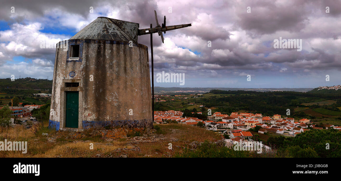 Alte Windmühle auf dem Hügel von Obidos, Portugal. Pt.I Stockfoto