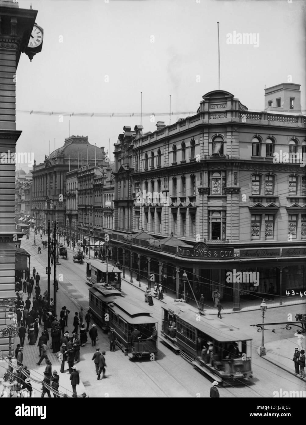 Dieses Bild zeigt eine elektrische Straßenbahn, die entlang der George Street in Sydney in der Nähe von David Jones Corner fährt. Die Szene ist Teil der Powerhouse Museum Collection, die die Geschichte des Verkehrs in der Stadt dokumentiert. Stockfoto