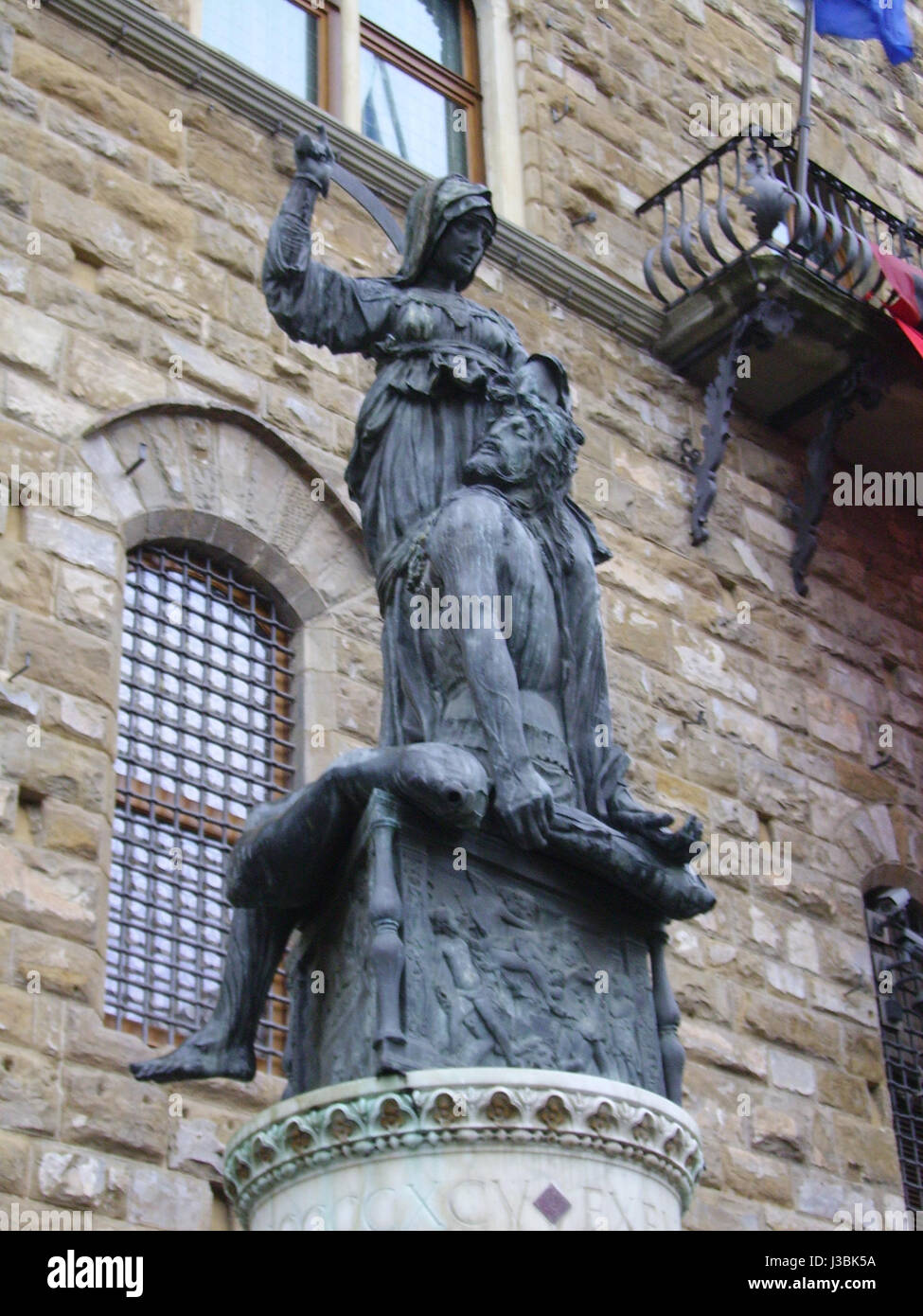 Judith und Holofernes ist eine Skulptur von Donatello, die im Palazzo Vecchio in Florenz, Italien, untergebracht ist. Es zeigt die biblische Geschichte von Judith, der den assyrischen General Holofernes enthauptet. Stockfoto