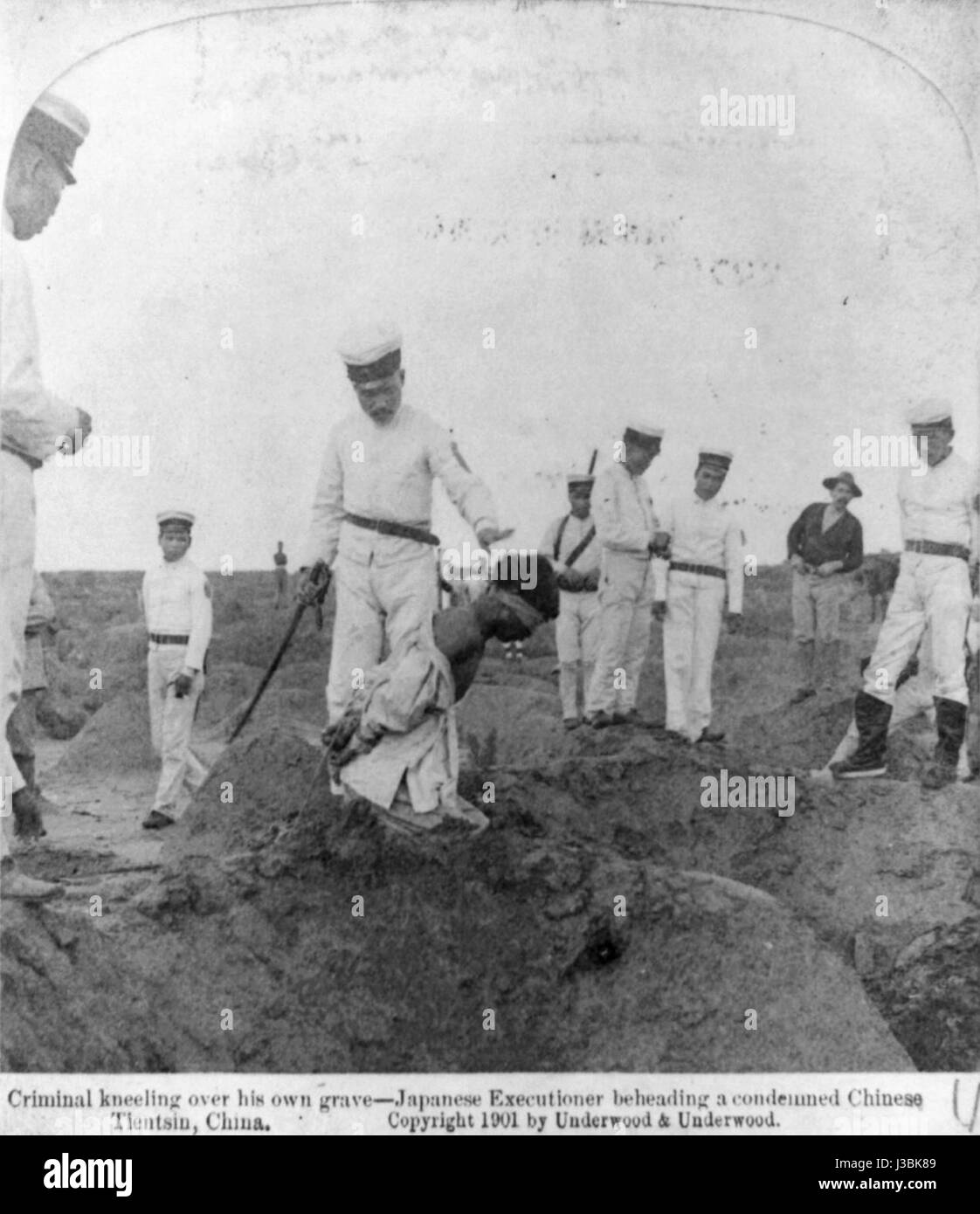 "Enthauptung in China 1901" bezieht sich auf die Hinrichtung von Einzelpersonen während des Boxeraufstands 1901, einem entscheidenden Moment in der chinesischen Geschichte. Das Kunstwerk zeigt die harten Realitäten des Krieges und die Hinrichtung von Gefangenen durch Enthauptung während dieses Konflikts. Stockfoto